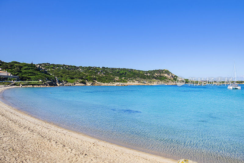 Monti d‘àRena海滩，撒丁岛La Maddalena岛的自然宝藏之一